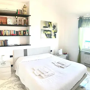 https://la-casa-sui-tetti-genoa.hotelitalianriviera.com
